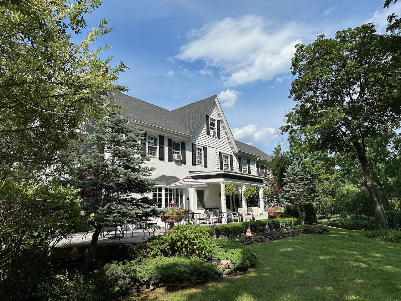 Exterior of Pineapple Hill Inn.