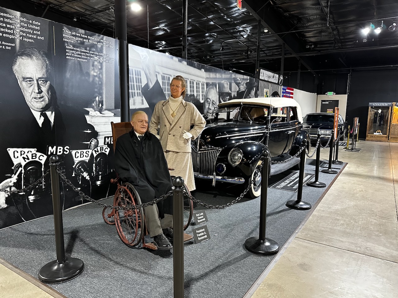 Mannequin of FDR and Eleanor Roosevelt in front of car.