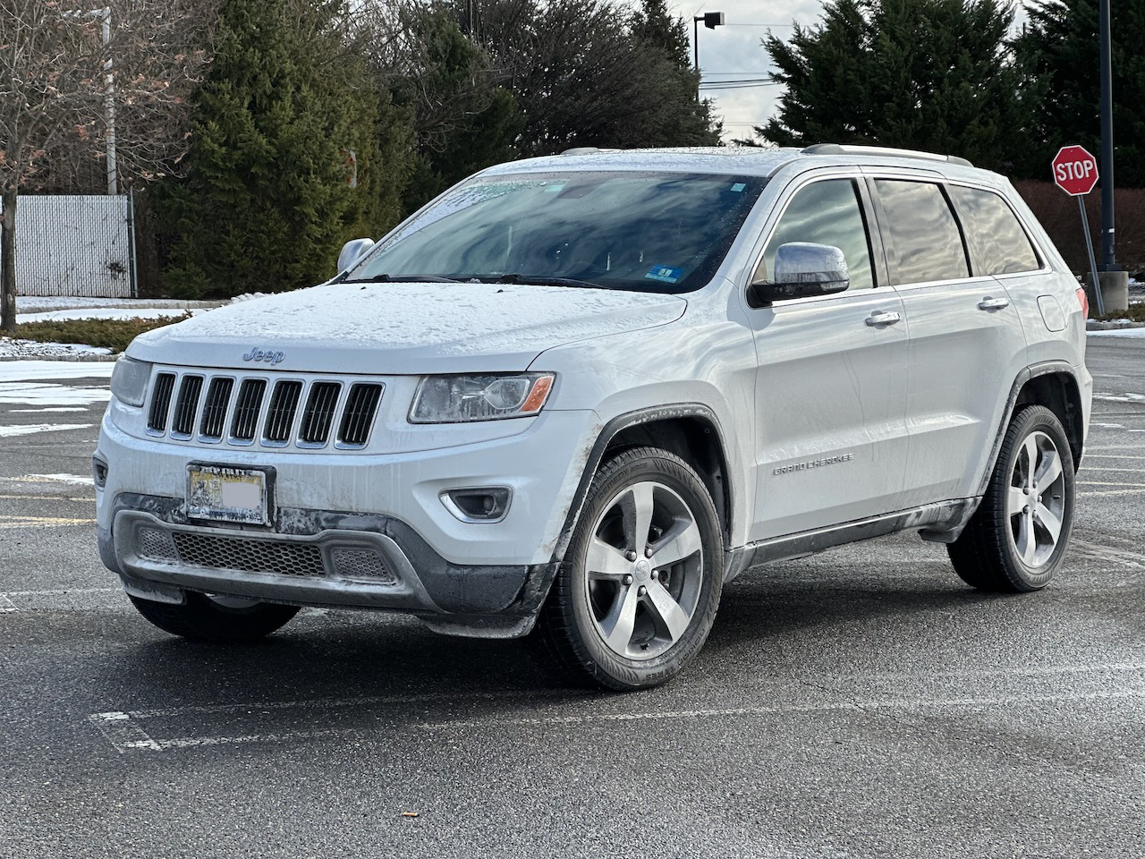 2014 Jeep Grand Cherokee covered in salt and slush.