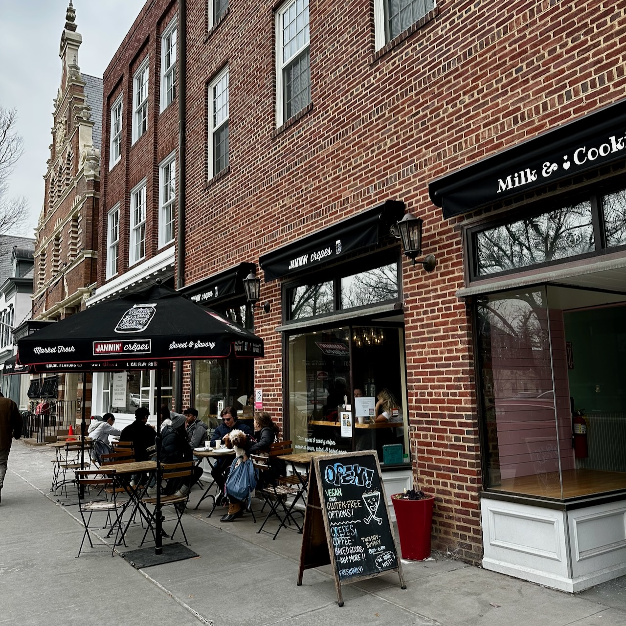 Exterior of Jammin' Crepes.