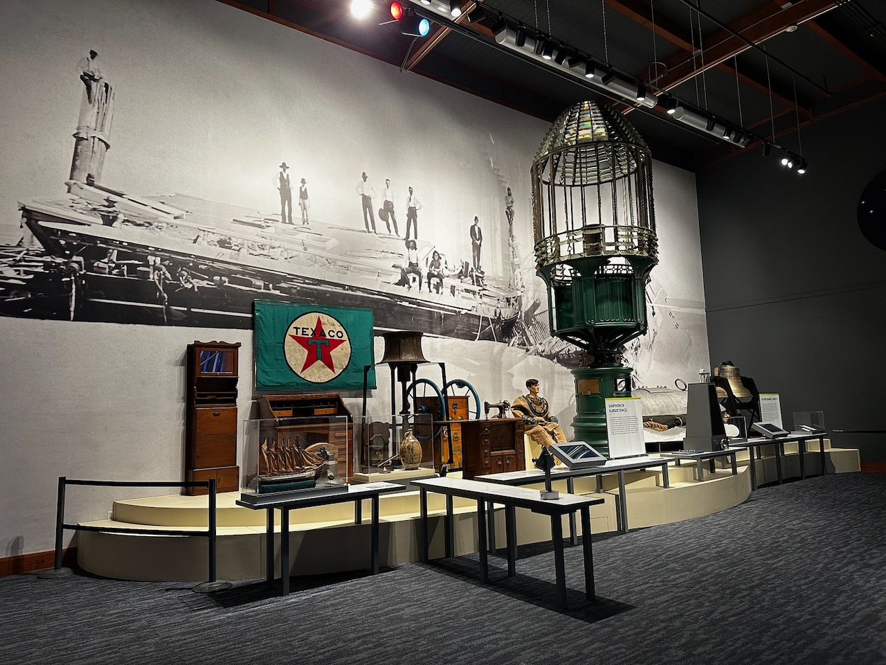 Display of artifacts of shipwrecks and navigation safety.